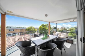 Outdoor dining - Karinya Jervis Bay - 4BR home & optional studio (Vincentia)