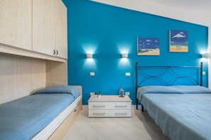 2 habitaciones, tabla de planchar con plancha y ropa de cama 