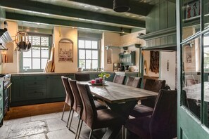 Una cocina con isla central, mesa de comedor y sillas.