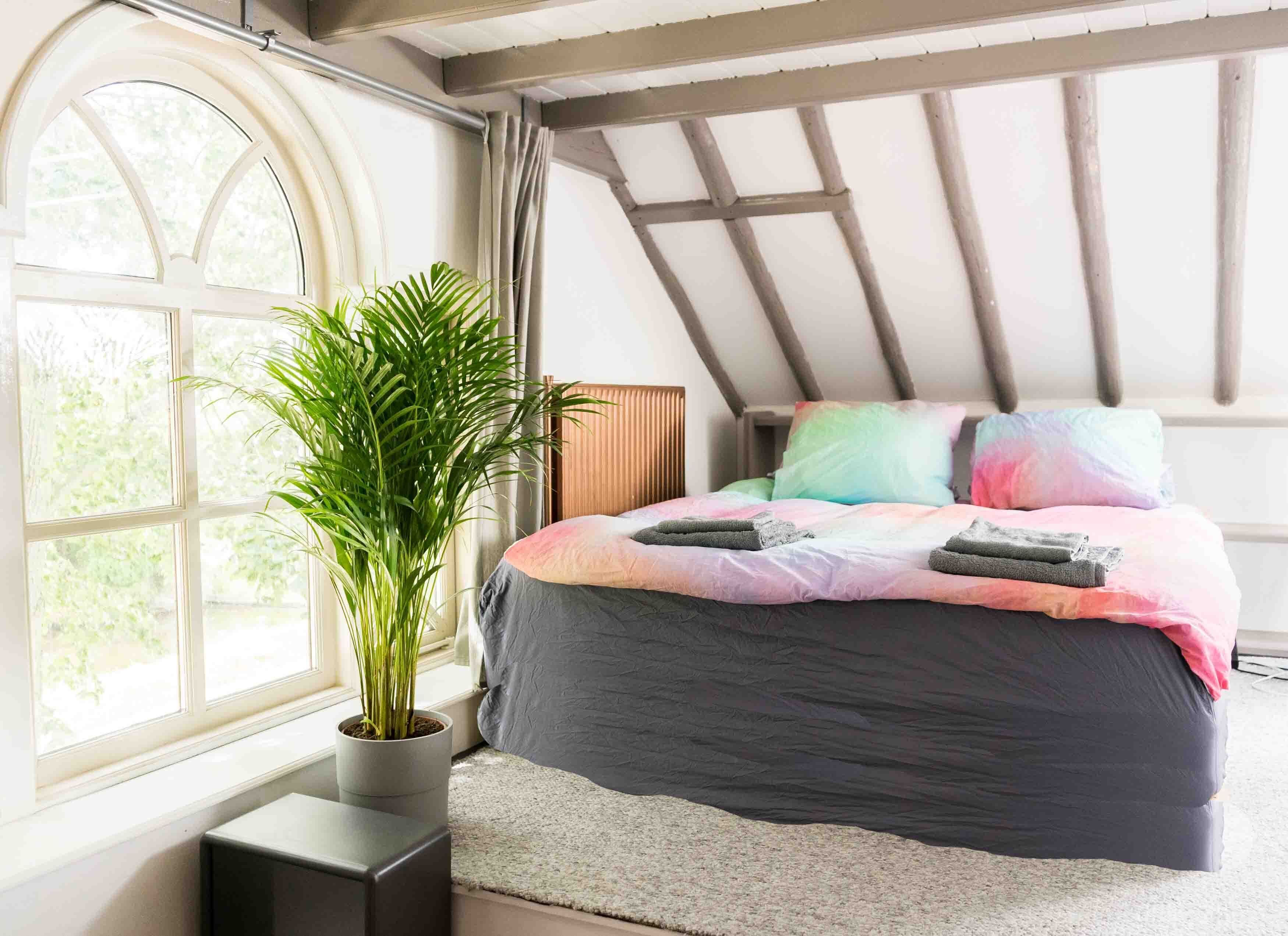 5 bedrooms, desk, iron/ironing board, travel crib