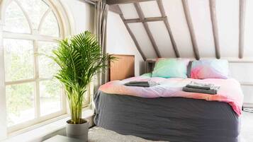 5 slaapkamers, een bureau, een strijkplank/strijkijzer, reisbedje