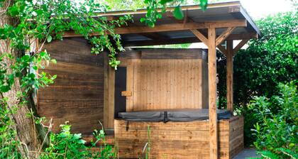 BoHo Farmhouse – characterful farmhouse for up to 14 guests, sauna & jacuzzi