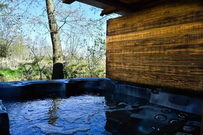 Outdoor spa tub - Bohemian Wellness,Jacuzzi,Sauna,BBQ,Garden close to Amsterdam &Utrecht 14 Sleeps (Kockengen)