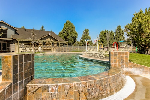 Secluded & sunlit desert oasis with pool, hot tub, tennis courts, & fireplace