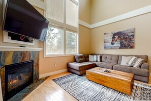 Fernseher, Kamin, Bücher