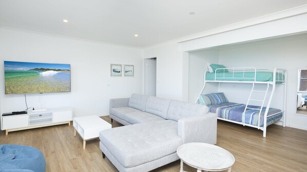 Téléviseur connecté, lecteur de DVD, livres