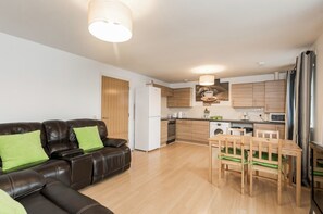 Apartment | Private kitchen | Fridge, microwave, oven, stovetop - Stylish 2 Bedroom Apartment Aberdeen City Centre (Aberdeen)