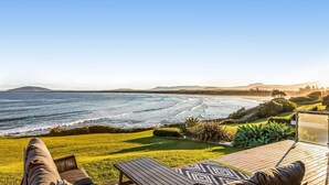 A coastal view from a deck with a wooden floor, a patterned rug, and a bench. - Amaroo - Uninterrupted 180 degree water views (Gerroa)