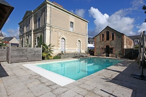 Seasonal outdoor pool, open 10:00 AM to 6:00 PM, pool umbrellas - Clos des 3 Rois Chambres Hôtes Thouarcé (Bellevigne-en-Layon)