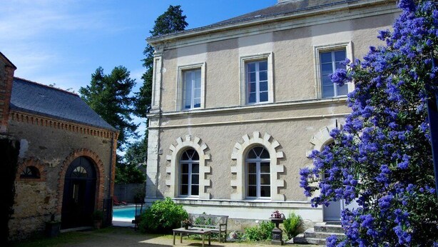 A two-story building with a swimming pool in the background. - Clos des 3 Rois Chambres Hôtes Thouarcé (Bellevigne-en-Layon)