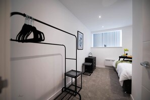 1 habitación, tabla de planchar con plancha, wifi gratis y ropa de cama 