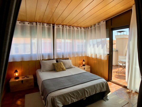 4 عدّة غرف نوم وخزنة داخل الغرفة ومكواة/لوح كي وسرير سفر