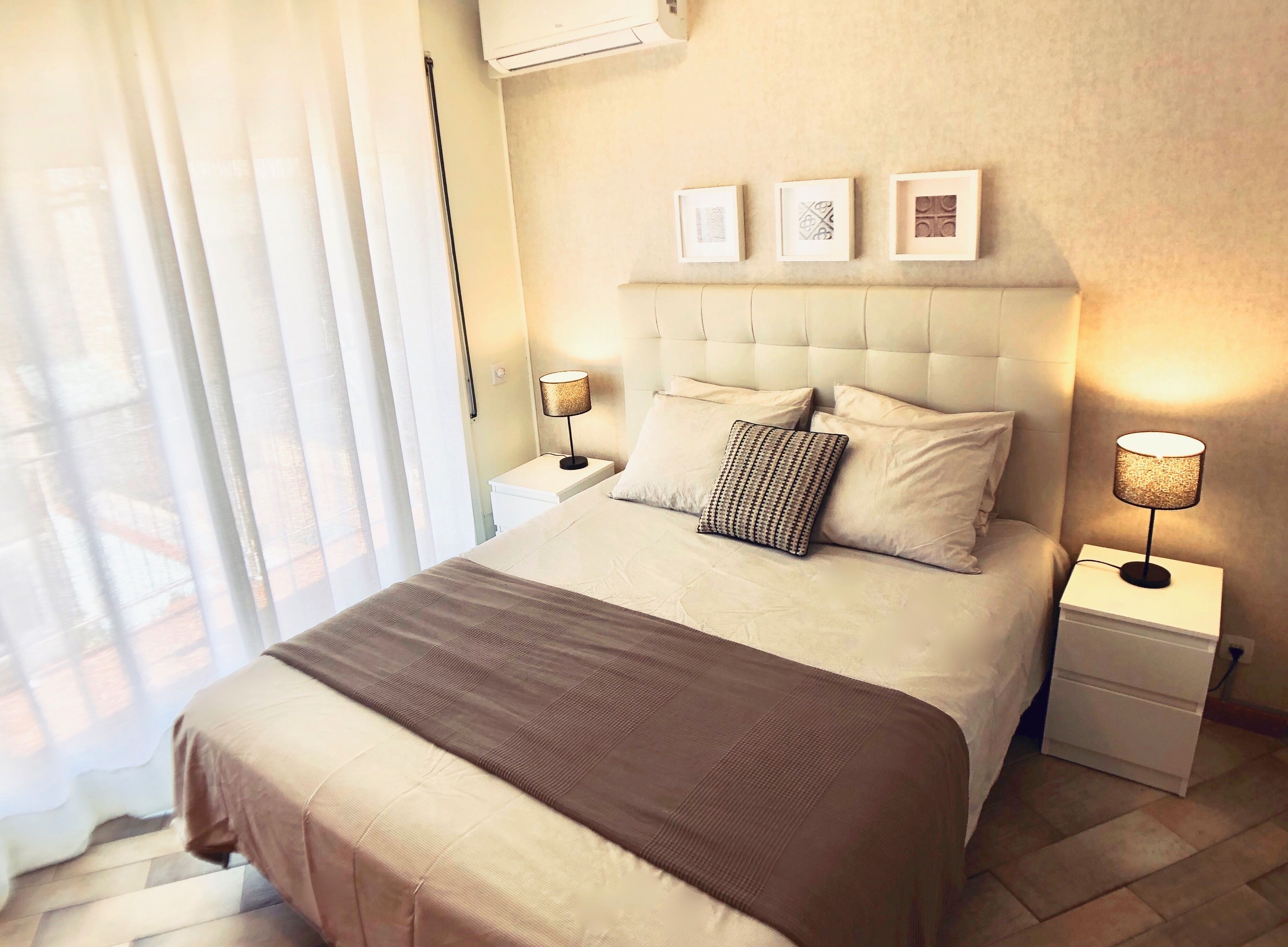 4 chambres, coffres-forts dans les chambres, fer et planche à repasser