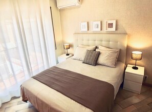 4 عدّة غرف نوم وخزنة داخل الغرفة ومكواة/لوح كي وسرير سفر