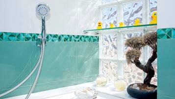 Ducha y bañera combinadas, bañera de hidromasaje, secador de pelo y bidé