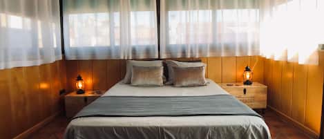 4 chambres, coffres-forts dans les chambres, fer et planche Ă repasser