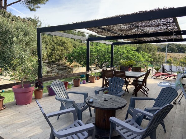 Outdoor dining - Charming upstairs villa with garden, terrace and private pool. Sea view. (Martigues)
