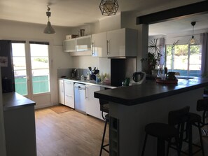 Fridge, oven, stovetop, dishwasher - Charming upstairs villa with garden, terrace and private pool. Sea view. (Martigues)