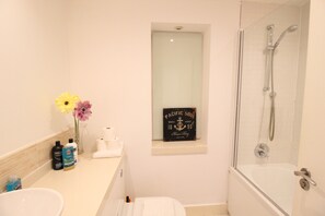 Apartment, 2 Schlafzimmer | Badezimmer | Handtücher, Seife, Shampoo, Toilettenpapier