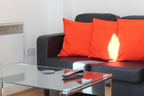 Apartamento, 2 quartos | Sala de estar | TV de tela plana 32 polegadas com canais digitais, TV