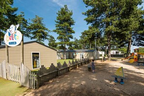 Tempat bermain anak - outdoor