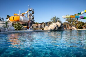 Indoor pool, seasonal outdoor pool, pool loungers - Camping les Brunelles (Longeville-sur-Mer)
