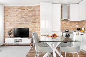 Fridge, microwave, oven, stovetop - JOIVY Bright & Beautiful 4BR Apt 5 mins to Rato subway (Lisboa)