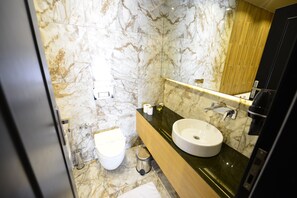 تجهيزات دش، مجففات شعر، خف للقدمين، مناشف