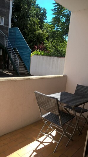Outdoor dining - STUDIO 400 M FROM THE OCEAN TERRACE, PARKING AND BIKE SHELTER AVAILABLE (La Rochelle)