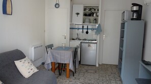 TV - STUDIO 400 M FROM THE OCEAN TERRACE, PARKING AND BIKE SHELTER AVAILABLE (La Rochelle)