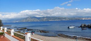 Una playa cerca, sillas reclinables de playa, toallas de playa