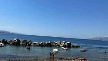 Plage à proximité, chaises longues, serviettes de plage