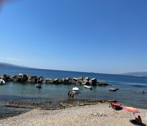 Plage à proximité, chaises longues, serviettes de plage