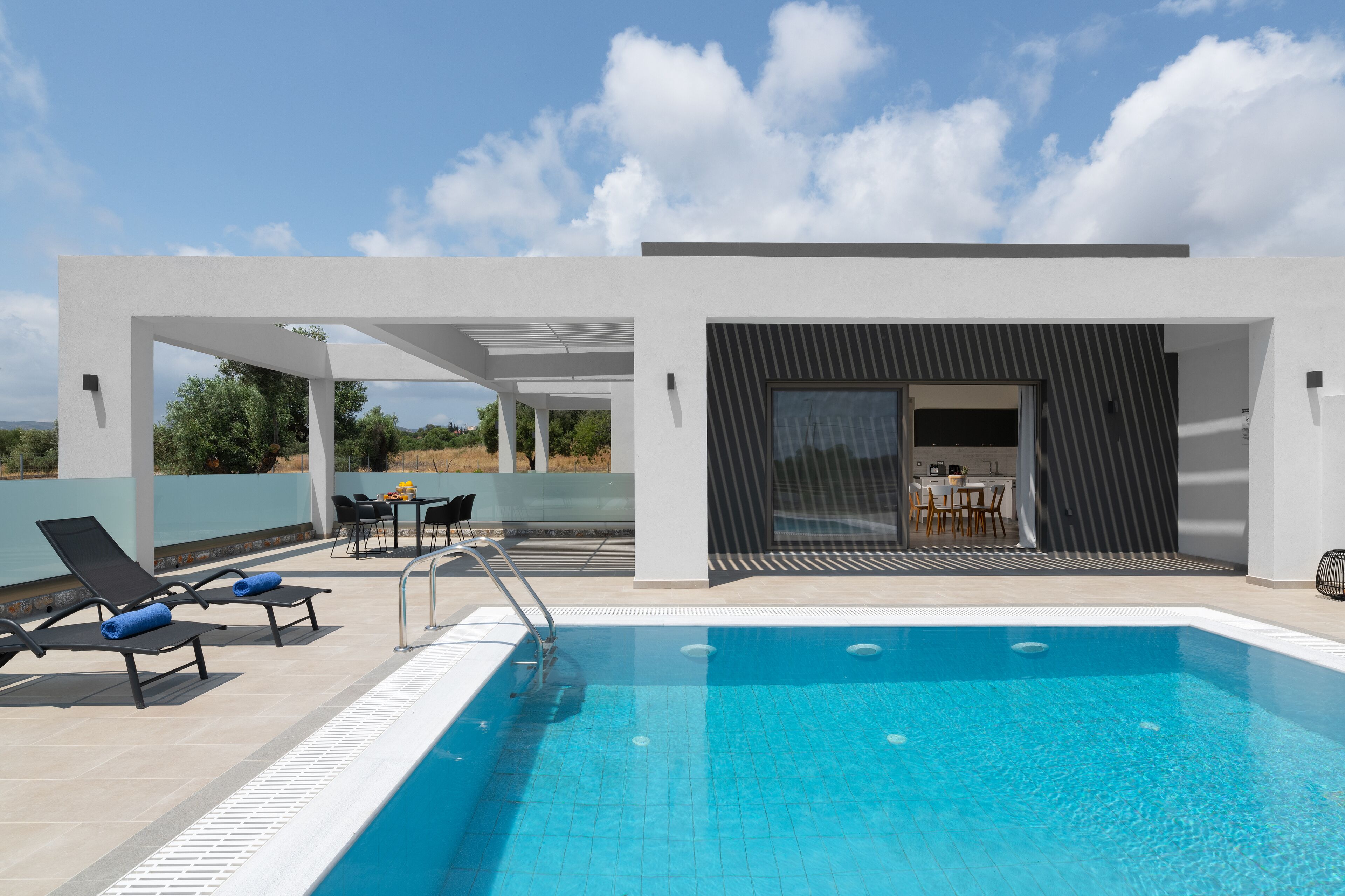 حمّام سباحة خارجي