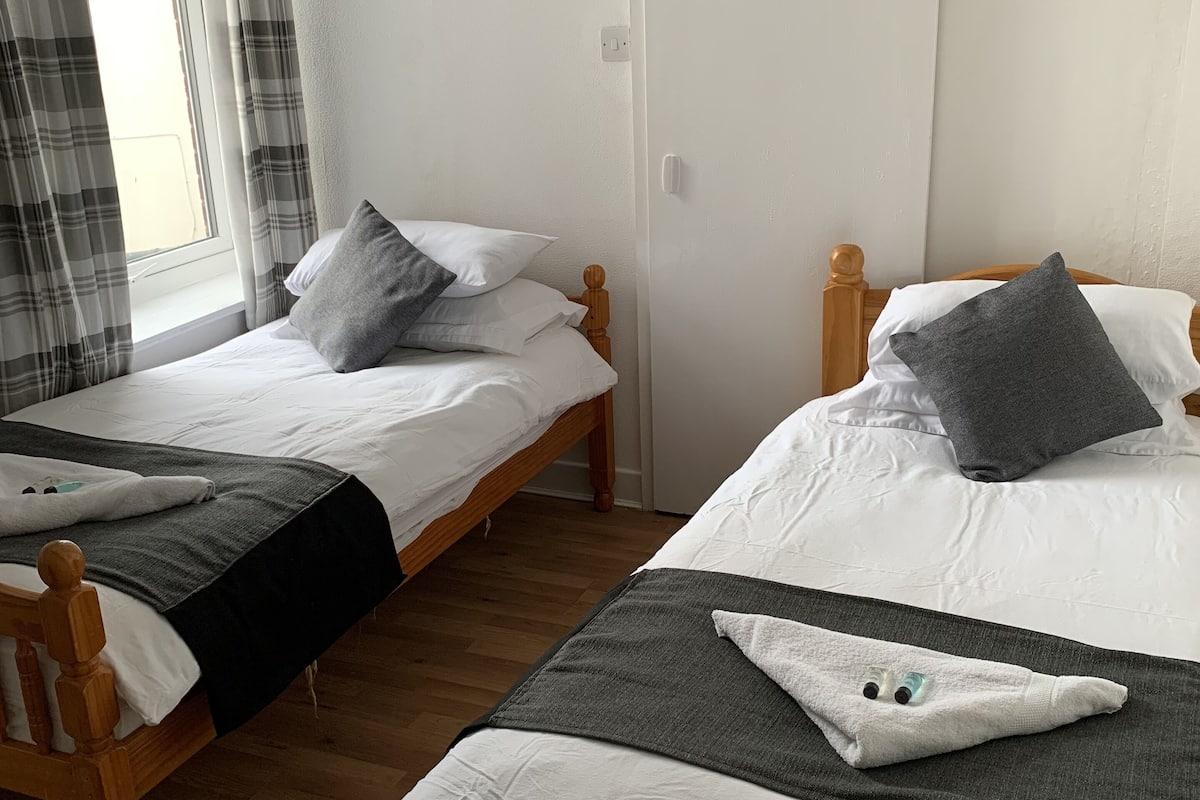 classic twin room | iron/ironing board, free wifi, bed sheets