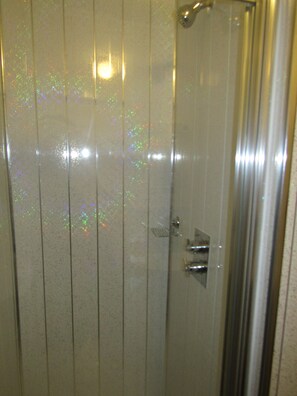 Chambre Deluxe double, vue sur la mer | Salle de bain | Articles de toilette (gratuits), séchoir à cheveux, serviettes fournies