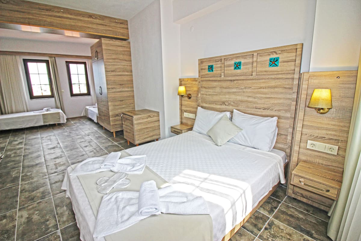 Deluxe Quadruple Room, Sea View | Free WiFi