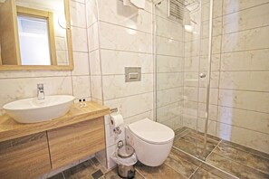Deluxe Triple Room | Bathroom | Shower, hydromassage showerhead, hair dryer, towels - Green House Bozcaada (Bozcaada)