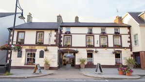 Um pub tradicional com uma placa que diz "The Stables" e uma entrada visível.