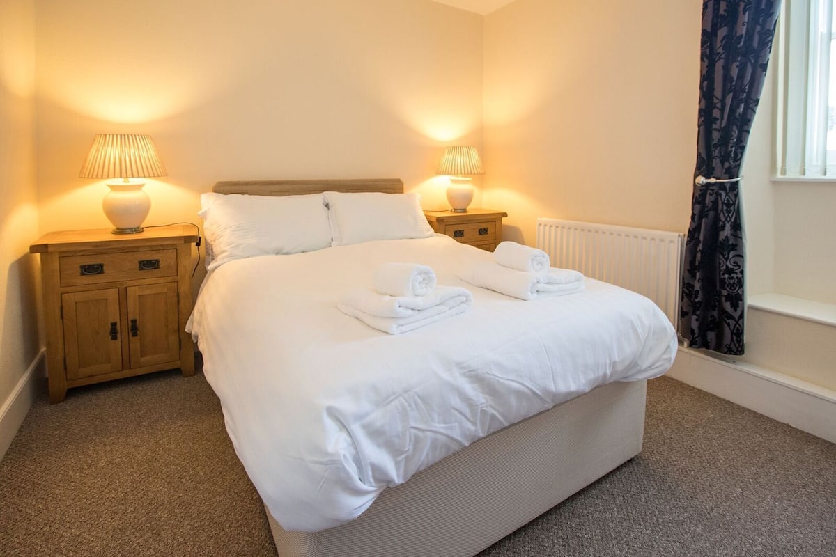 Comfort Double Room (Oak Room) | 1 bedroom, desk, blackout drapes, cribs/infant beds
