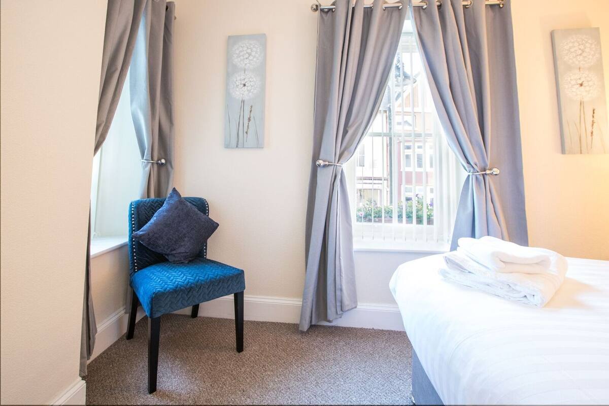 Comfort Penthouse | Desk, blackout drapes, cribs (surcharge), WiFi (free)