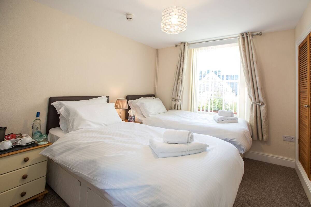 Comfort Twin Room | Desk, blackout drapes, cribs (surcharge), WiFi (free)