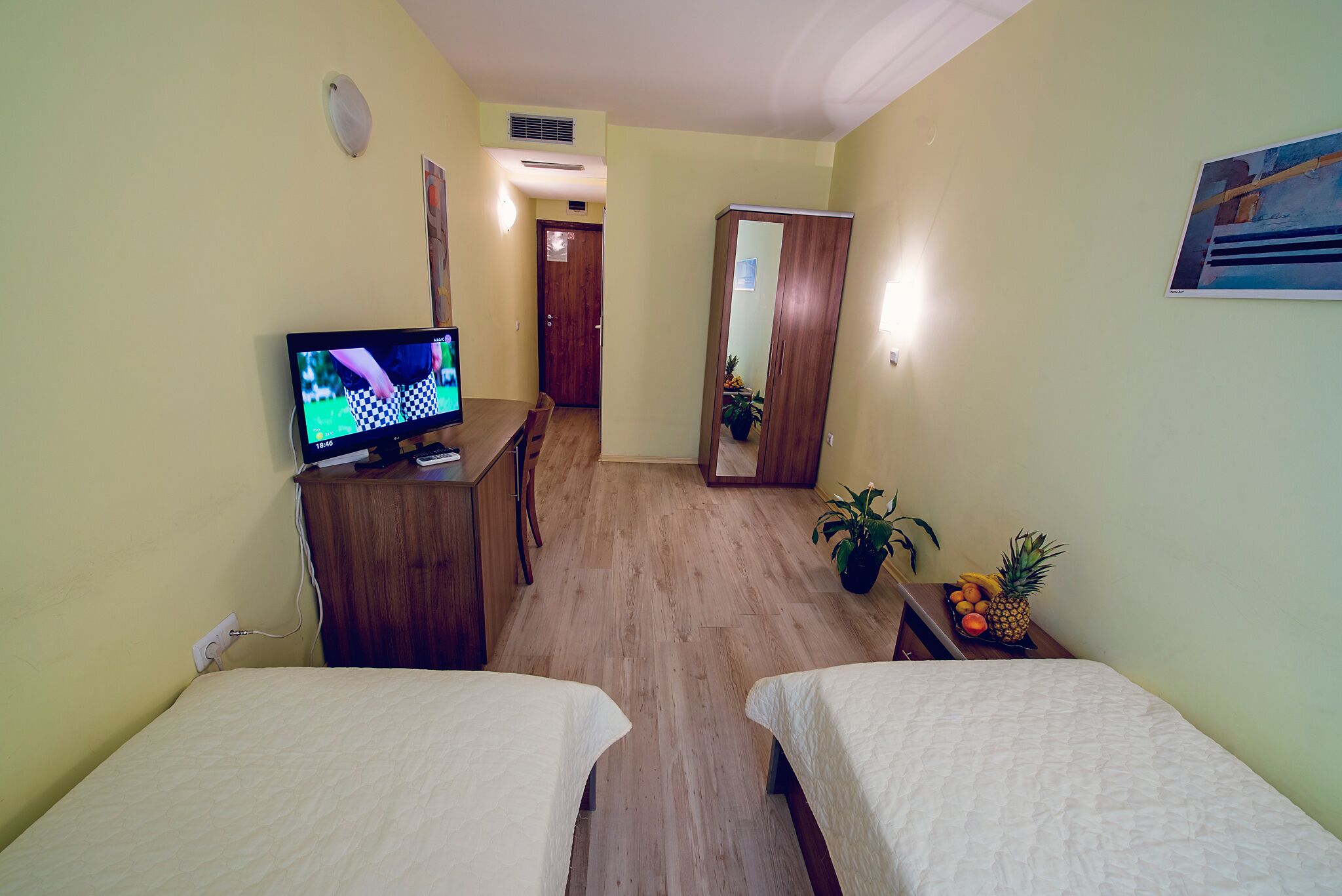 twin room | 1 bedroom, minibar, desk, free wifi