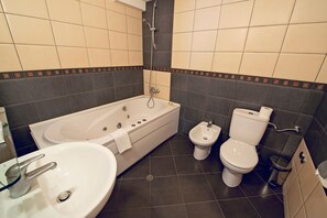 Monolocale, balcone | Bagno | Set di cortesia gratuito, asciugacapelli, bidet, asciugamani
