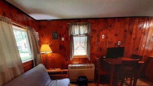 Una habitación acogedora con una cama, un escritorio y una silla.