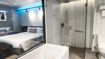 1 Bedroom Balcony King Bed | Salle de bain | Articles de toilette gratuits, sèche-cheveux, chaussons, bidet
