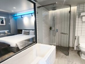 1 Bedroom Balcony King Bed | Badezimmer | Kostenlose Toilettenartikel, Haartrockner, Hausschuhe, Bidet