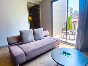 1 Bedroom Balcony King Bed | Wohnbereich | 50-Zoll-LCD-Fernseher mit Satellitenempfang, Fernseher
