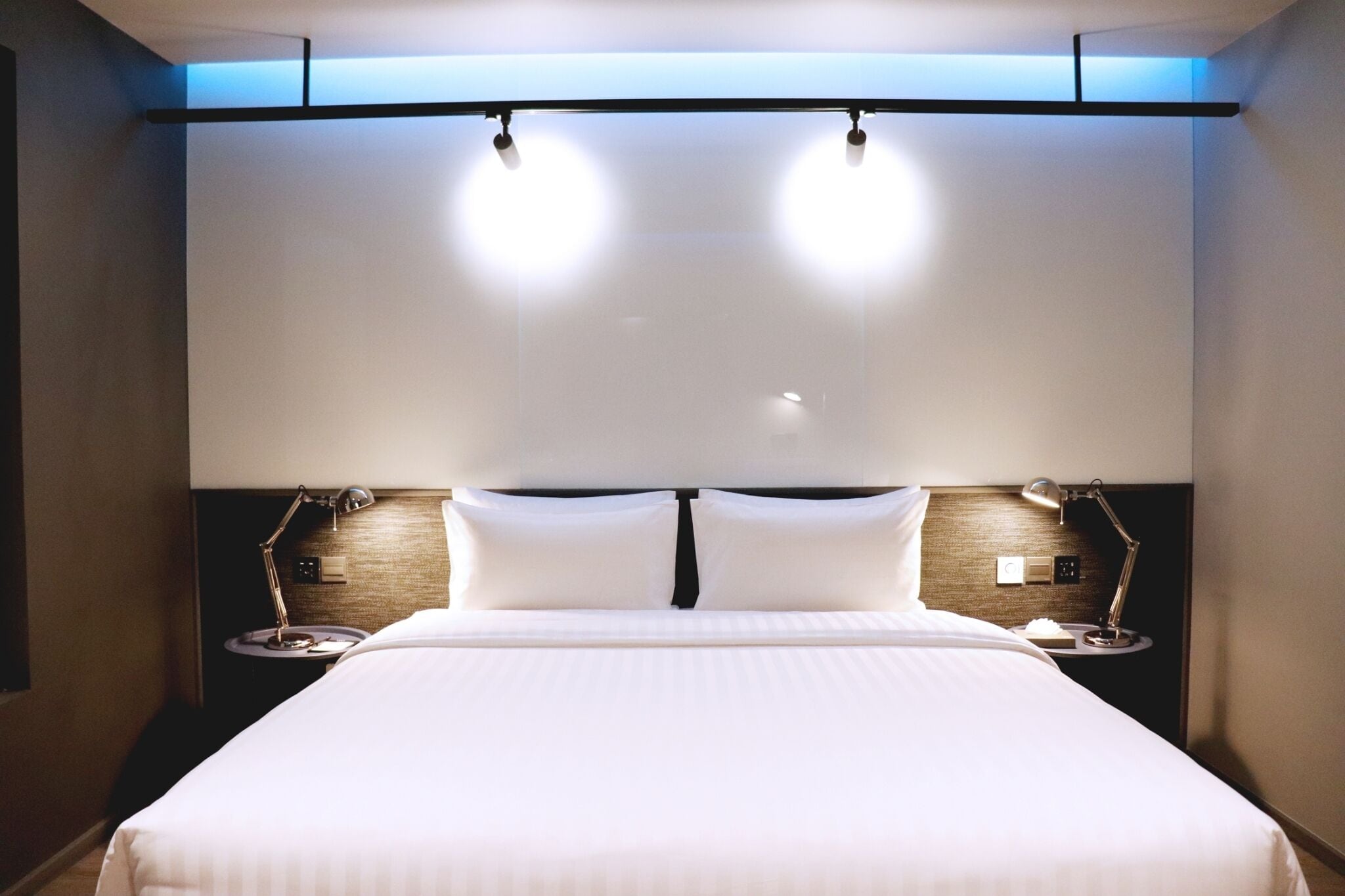 Literie hypoallergénique, coffres-forts dans les chambres, bureau