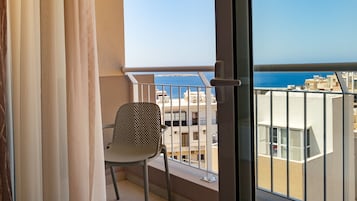 Habitación superior con 1 cama doble o 2 individuales, vistas al mar | Vistas del balcón